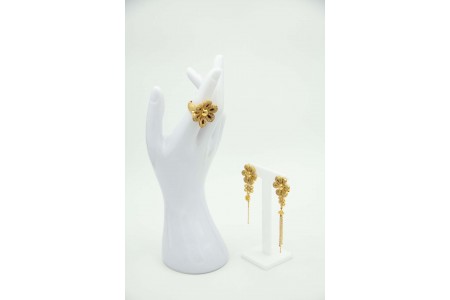Conjunto em ouro amarelo de brincos e anel com diamantes