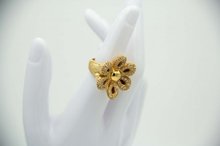 Conjunto em ouro amarelo de brincos e anel com diamantes