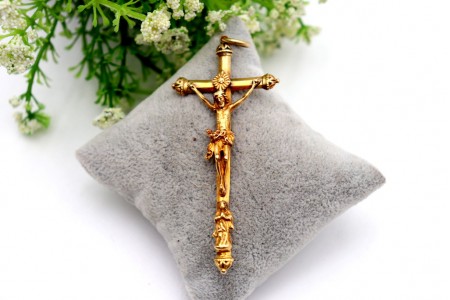 Crucifixo em ouro com Cristo revelado e aplicações na cruz