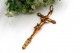Crucifixo em ouro com Cristo revelado e aplicações na cruz