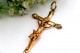 Crucifixo em ouro com Cristo revelado e aplicações na cruz
