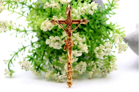 Crucifixo em ouro com Cristo revelado e aplicações na cruz