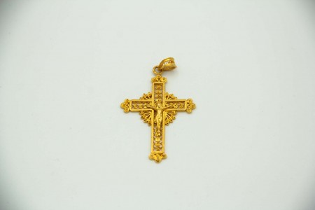 Crucifixo em ouro amarelo filigranado com miniatura de Cristo.
