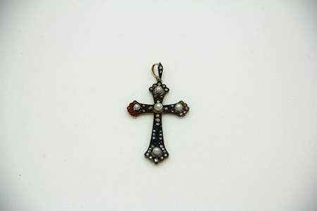 Cruz em ouro amarelo e prata com pérolas e lascas de diamantes 