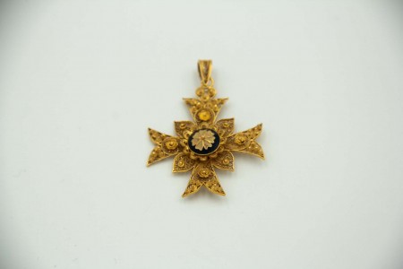 Cruz de ouro amarelo em malha filigrana com rosinhas e esmalte policromado 