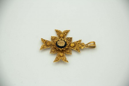 Cruz de ouro amarelo em malha filigrana com rosinhas e esmalte policromado 