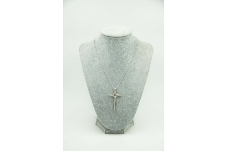 Cruz em ouro branco vazado com diamantes (45) em talhe brilhante 8/8