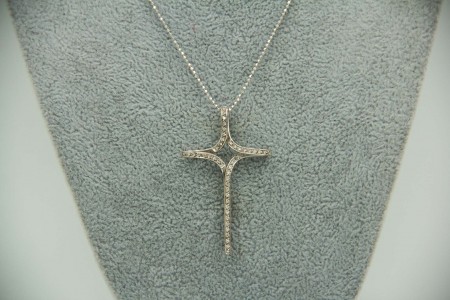 Cruz em ouro branco vazado com diamantes (45) em talhe brilhante 8/8