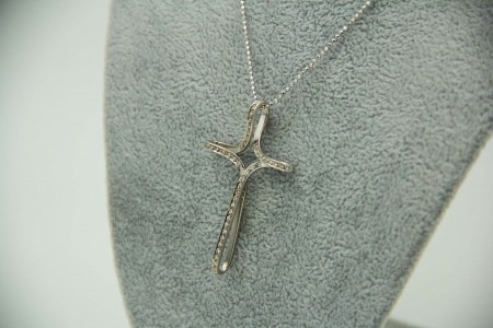 Cruz em ouro branco vazado com diamantes (45) em talhe brilhante 8/8