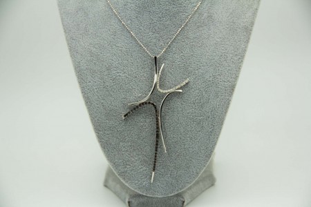 Medalha em forma de crucifixo em ouro branco com diamantes (52) brancos e negros