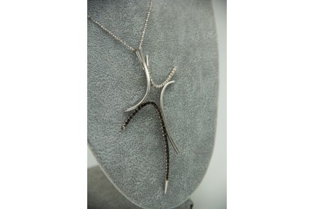 Medalha em forma de crucifixo em ouro branco com diamantes (52) brancos e negros