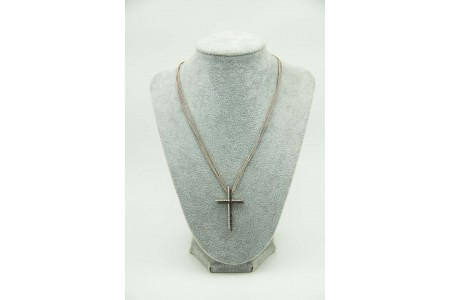 Gargantilha em ouro branco com cruz e diamantes (74) brancos e negros 
