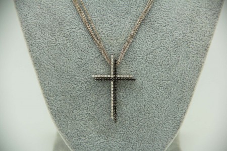 Gargantilha em ouro branco com cruz e diamantes (74) brancos e negros 