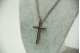 Gargantilha em ouro branco com cruz e diamantes (74) brancos e negros 
