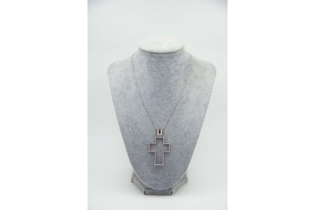 Cruz de ouro branco aberta com diamantes (56) em talhe brilhante 8/8.