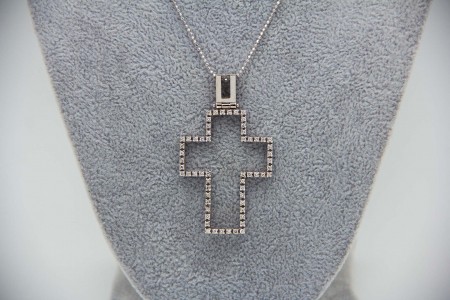 Cruz de ouro branco aberta com diamantes (56) em talhe brilhante 8/8.
