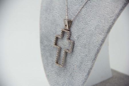 Cruz de ouro branco aberta com diamantes (56) em talhe brilhante 8/8.
