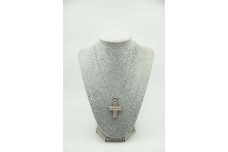 Cruz em ouro branco com diamantes (108) em talhe brilhante 8/8.