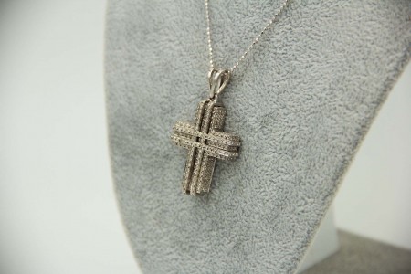 Cruz em ouro branco com diamantes (108) em talhe brilhante 8/8.
