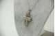 Cruz em ouro branco com diamantes (108) em talhe brilhante 8/8.