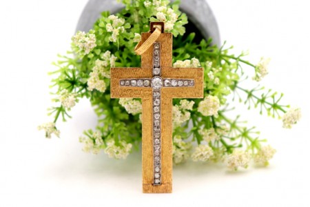 Cruz em ouro escovado com diamantes em talhe rosa e argola de suspensão.