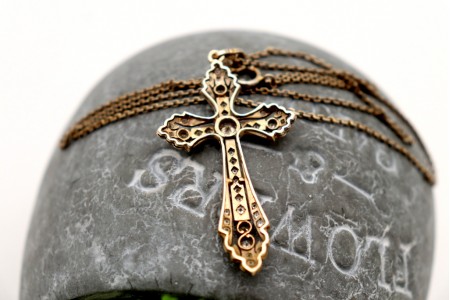 Cruz em ouro branco com diamantes em talhe brilhante