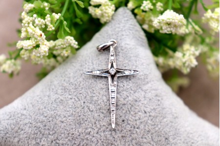  Pendente em ouro branco com diamantes (12) em talhe brilhante