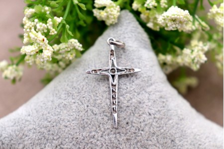  Pendente em ouro branco com diamantes (12) em talhe brilhante em forma de estrela e argola de suspensão.