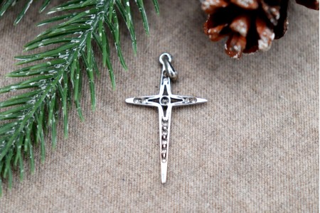  Cruz em ouro branco com diamantes (12) em talhe brilhante