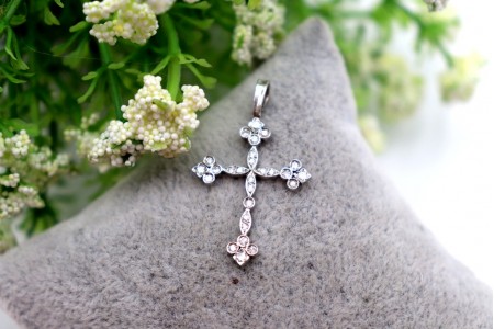 Cruz em ouro branco com diamantes (19) em talhe 8/8 e argola.