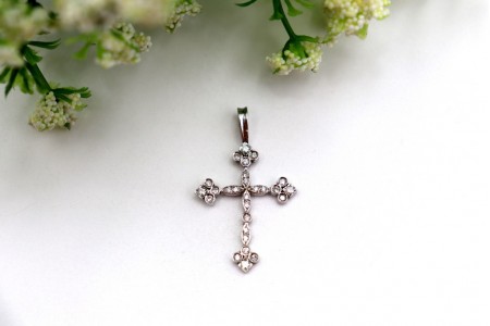 Cruz em ouro branco com diamantes (19) em talhe 8/8 e argola.