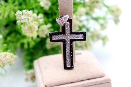 Cruz em ouro com diamantes (95) bicolores em talhe brilhante.