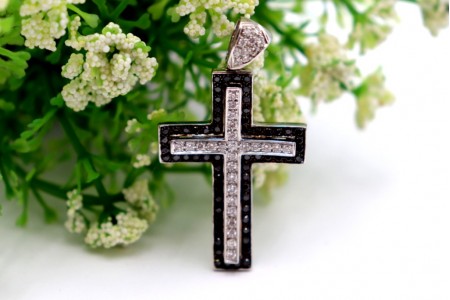 Cruz em ouro com diamantes (95) bicolores em talhe brilhante.