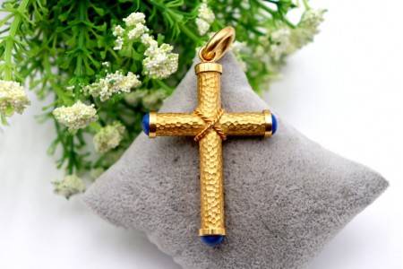 Cruz em ouro amarelo martelado com aplicação de corda em cruzeta e aplicações