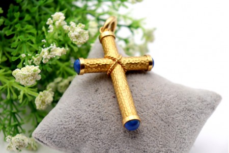 Cruz em ouro amarelo martelado com aplicação de corda em cruzeta e aplicações