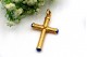 Cruz em ouro amarelo martelado com aplicação de corda em cruzeta e aplicações