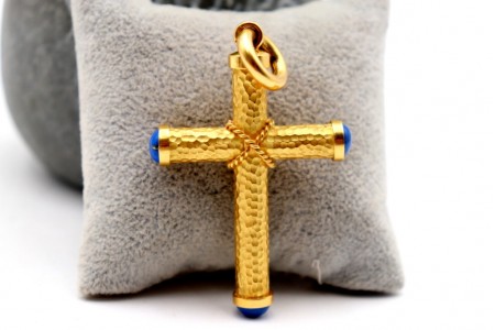 Cruz em ouro amarelo martelado com aplicação de corda em cruzeta e aplicações