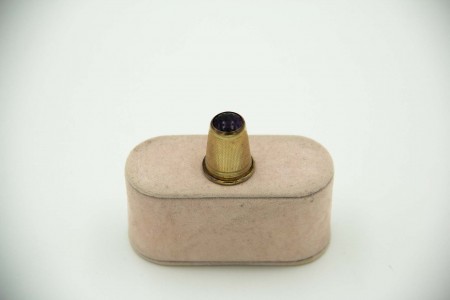 Dedal de ouro amarelo com friso e ametista perfurada.