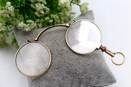 Óculos em ouro amarelo com relevos e gravados 