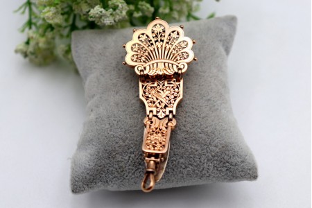 Chatelaine em ouro e prata com relevos e recortes, elos articulados e argola par