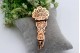 Chatelaine em ouro e prata com relevos e recortes, elos articulados e argola par