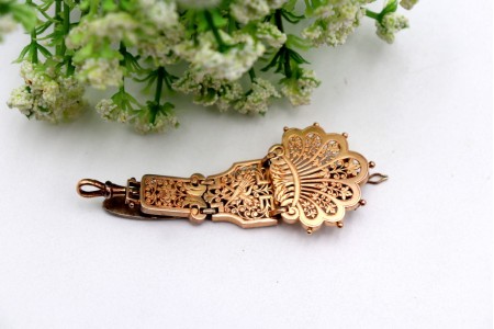 Chatelaine em ouro e prata com relevos e recortes, elos articulados e argola par
