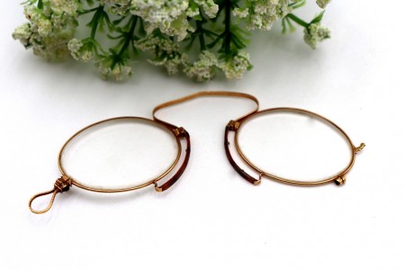 Óculos com estrutura em ouro amarelo e lentes
