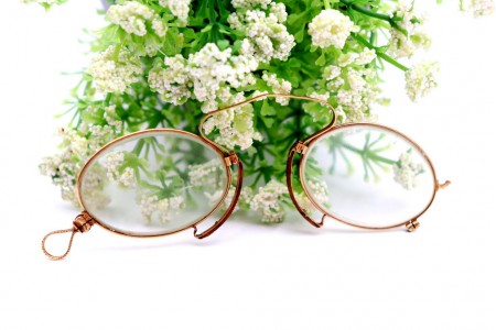 Óculos com estrutura em ouro amarelo e lentes