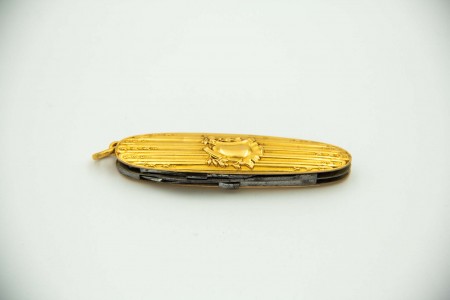 Canivete revestido a ouro amarelo relevado com argola de suspensão 