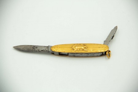 Canivete revestido a ouro amarelo relevado com argola de suspensão 