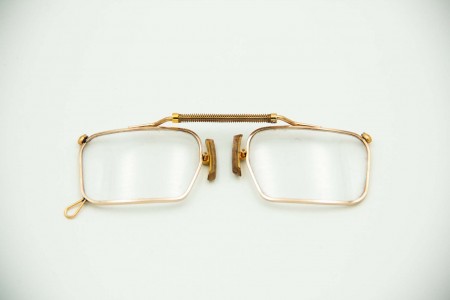 Óculos em ouro amarelo com sistema de aumentar atravês de mola central.