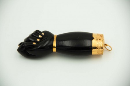 Figa em azeviche e aplicações de ouro amarelo