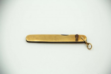 Canivete de ouro amarelo com duas lâminas em aço e rubis calibrados 