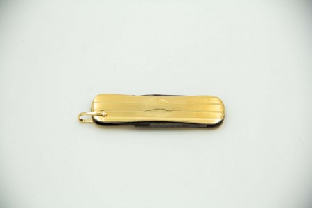 Canivete em ouro amarelo com bandas guilhochadas e cartela para monograma